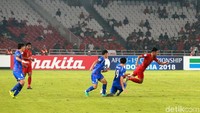 Timnas Indonesia berusaha menembus benteng pertahanan Taiwan.