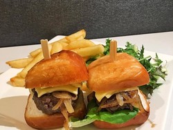 Bukan Polos, Roti Mantau di 10 Gerai Ini Dipadu Saus Kepiting hingga Es Krim (2)