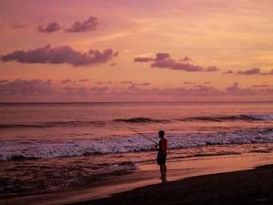 Pantai di Bali dalam Balutan Senja yang Magis