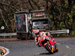 Ketika Marc Marquez Cornering di Jalan Raya Jepang
