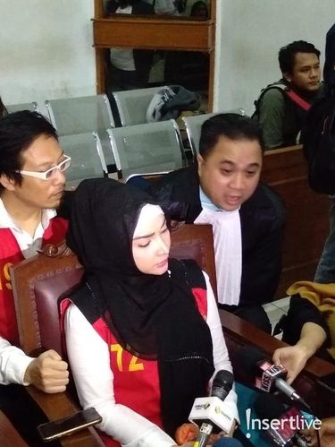 Roro Fitria saat menjalani sidang terkait kasus narkoba.