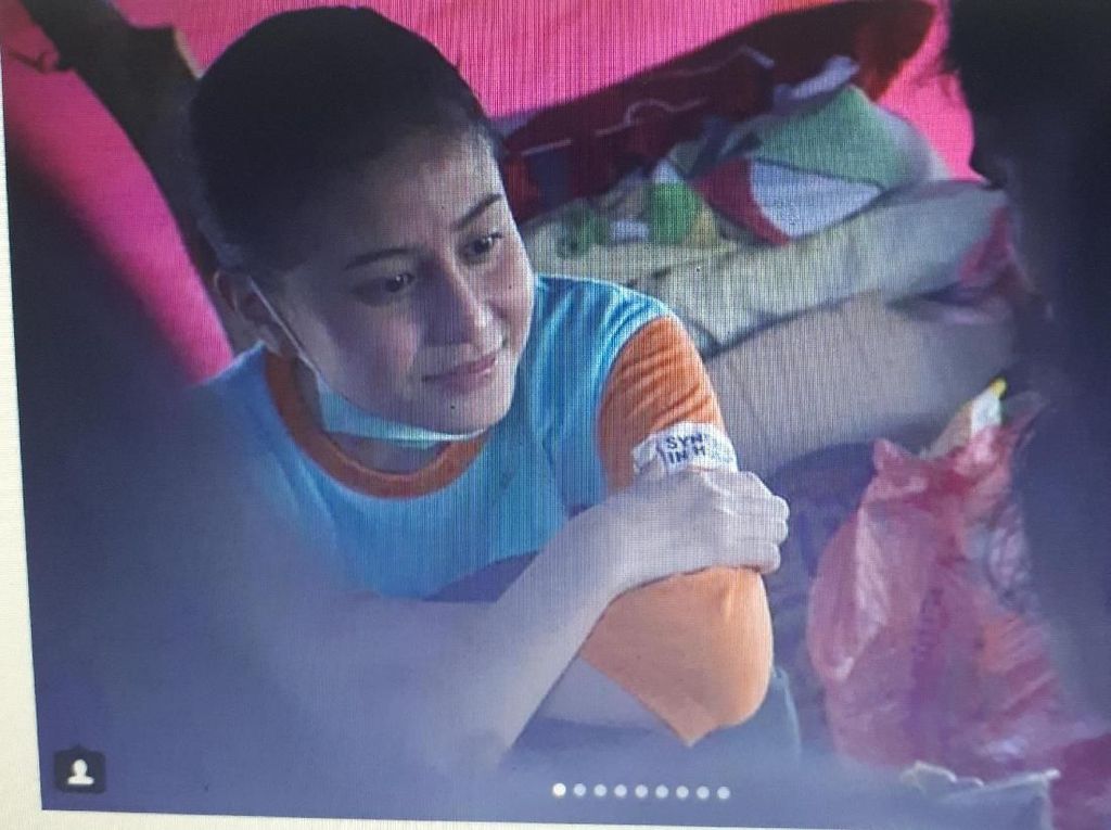 Ibunda Roro Fitria Meninggal Dunia, Awkarin Jadi Relawan di Palu Ibunda Roro Fitria Meninggal Dunia, Awkarin Jadi Relawan di Palu