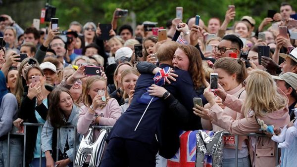 Foto: Momen Fans Histeris Dipeluk Pangeran Harry di Jalanan Melbourne