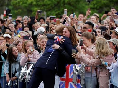 Foto: Momen Fans Histeris Dipeluk Pangeran Harry di Jalanan Melbourne