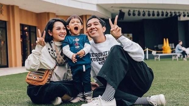 Andien bersama putra dan suaminya