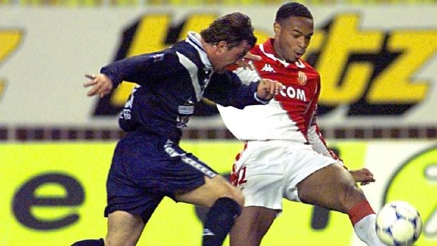 Thierry Henry l'attaquant monégasque Thierry Henry (D) tente de déborder le défenseur bordelais François Grenet, le 19 novembre au stade Louis II à Monaco, lors de la rencontre A.S.Monaco/Girondins de Bordeaux, comptant pour la 15e journée du championnat de France de football de 1e division.(IMAGE ELECTRONIQUE).Monaco striker Thierry Henry (R) fights for the ball with Bordeaux defender Francois Grenet 19 Npvember at the Louis II stadium in Monaco during their French D1 championship match. (ELECTRONIC IMAGE).AFP PHOTO AFP/PATRICK HERTZOG/PH/nf/emp (Photo by PATRICK HERTZOG / AFP)