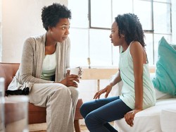 Cara Orang Tua Sikapi Anak yang Kurang Perhatian di Masa Kecil