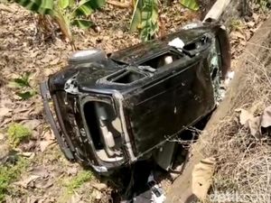 Perampok Babak Belur Dihajar Warga, Mobil Pelaku Dibuang ke Parit