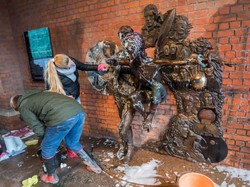 Seorang Pria Ditangkap karena Rusak Patung David Bowie