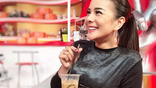 Cantiknya Astrid Tiar, Presenter yang Hobi Kulineran Seru