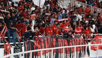Mereka juga membentangkan syal bertuliskan Indonesia.