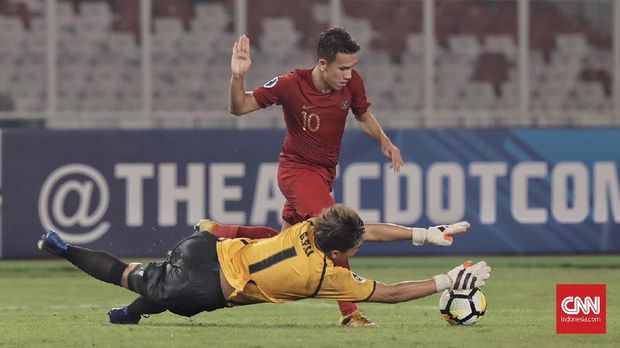Pesepak bola timnas Indonesia U-19  Egy Maulana Vikri berebut bola dengan pesebak bola Taiwan U-19 (biru) pada laga Grup A Piala Asia U-19 2018 di Stadion Utama Gelora Bung Karno, Jakarta (18/10). (CNN Indonesia/Hesti Rika)