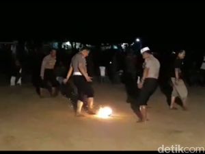 Ekstrem, Anggota Polisi Main Sepak Bola Api dengan Santri