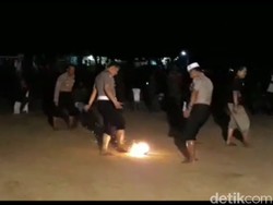 Ekstrem, Anggota Polisi Main Sepak Bola Api dengan Santri