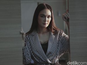 Luna Maya Terpuruk Kasus Video Ariel NOAH, Hilang Job Banting Setir Jualan Tas Luna Maya Terpuruk Kasus Video Ariel NOAH, Hilang Job Banting Setir Jualan Tas