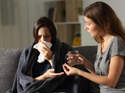 6 Cara Mengatasi Hidung Meler Ala Rumahan, Ternyata Gampang Banget!