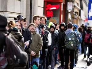 Video: Warga Kanada Ramai-ramai Antre Ganja