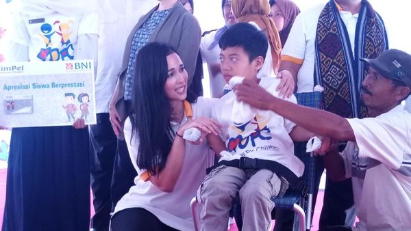 Potret Istri Mensos Saat Hibur Anak-anak Korban Gempa Lombok