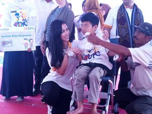 Potret Istri Mensos Saat Hibur Anak-anak Korban Gempa Lombok