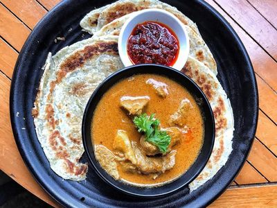 Nyamm! 10 Roti Canai Gurih dengan Kuah Kari Kental yang Lezat