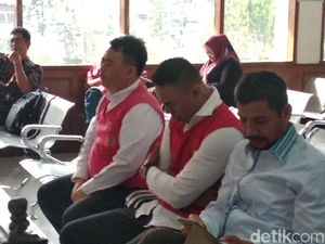 Jelang Sidang Putusan Penipuan Umrah, Jemaah Pro Bos SBL Berselawat Jelang Sidang Putusan Penipuan Umrah, Jemaah Pro Bos SBL Berselawat