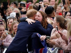 Penggemar Ini Menangis Usai Dipeluk Pangeran Harry