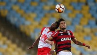 Tinggi Paqueta bertambah 27 cm dalam kurun tiga tahun (15-18 tahun). Postur yang tinggi menguntungkan dia dalam melakukan duel, di mana sampai pekan lalu dia sudah memenangi 95 duel udara. (Buda Mendes/Getty Images)