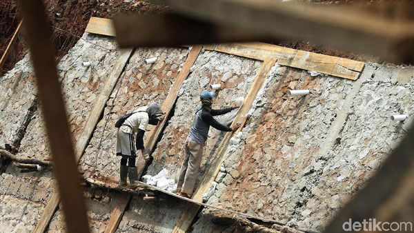 Kali Baru Cijantung Dipasangi Turap untuk Antisipasi Longsor