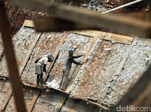 Kali Baru Cijantung Dipasangi Turap untuk Antisipasi Longsor