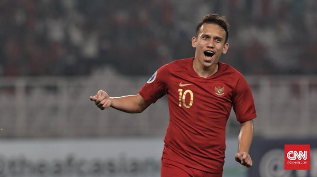 Pesepak bola timnas  Indonesia U-19  Egy Maulana Vikri melakukan selebrasi usai memasukan bola ke gawang Taiwan U-19 pada laga Grup A Piala Asia U-19 2018 di Stadion Utama Gelora Bung Karno, Jakarta (18/10). (CNN Indonesia/Hesti Rika)