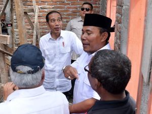 Jokowi Tinjau Pembangunan Rumah Tahan Gempa di Sumbawa Barat Jokowi Tinjau Pembangunan Rumah Tahan Gempa di Sumbawa Barat