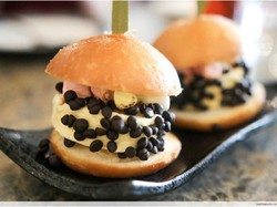 Bukan Polos, Roti Mantau di 10 Gerai Ini Dipadu Saus Kepiting hingga Es Krim (1)