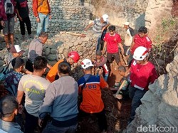 Mandor Bangunan Tewas Tertimbun Longsor Saat Perbaiki Jembatan