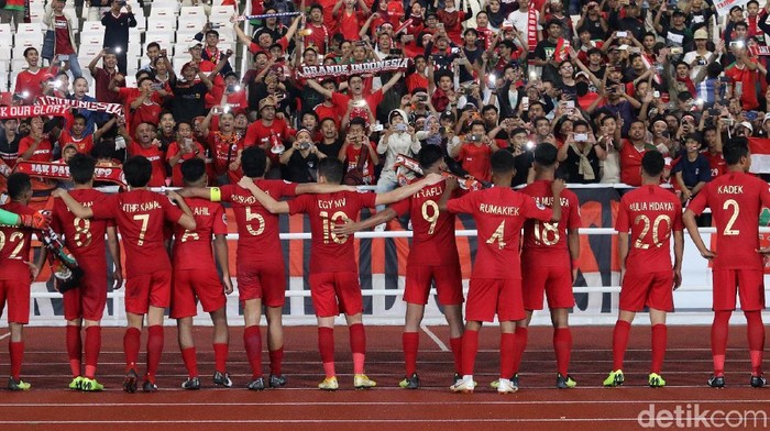 Suporter Indonesia menyaksikan langsung pertandingan Garuda Muda melawan Taiwan di Grup A Piala Asia U-19 2018 yang berlangsung di Stadion Utama Gelora Bung Karno, Kamis (18/10/2018).
