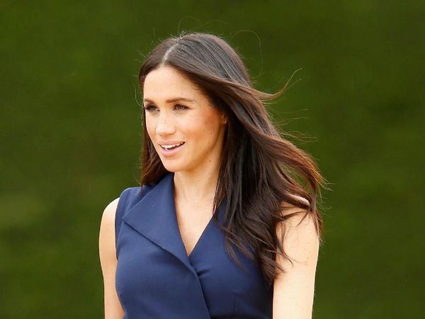 Foto: Momen Manis Saat Meghan Markle Pegang-pegang Perut Hamilnya