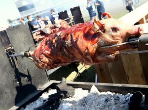 Waduh! Petugas Bandara Ini Temukan Babi Panggang di Koper Penumpang