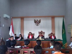 Bali Banget! Hakim PN Denpasar Pun Sidang Pakai Udeng