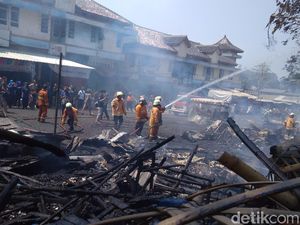 20 Lapak PKL di Pasar Harjamukti Cirebon Ludes Terbakar