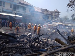 20 Lapak PKL di Pasar Harjamukti Cirebon Ludes Terbakar