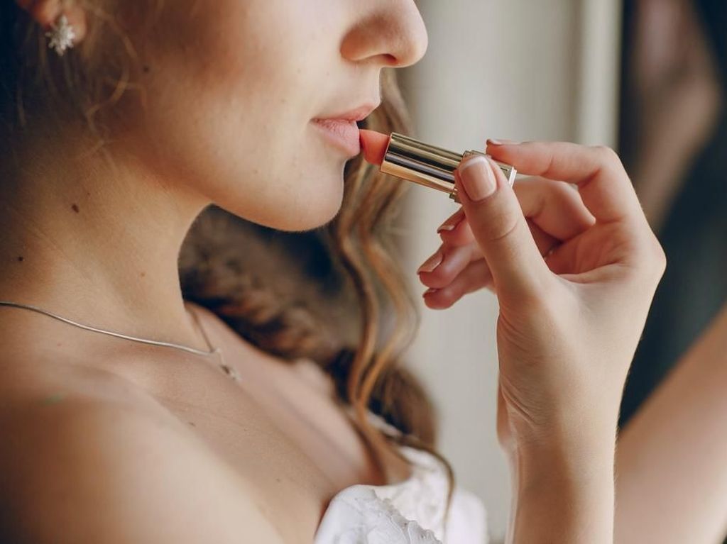 Kreatif, Wanita Ini Melukis dengan Bibir yang Sudah Dipulas Lipstik Merah