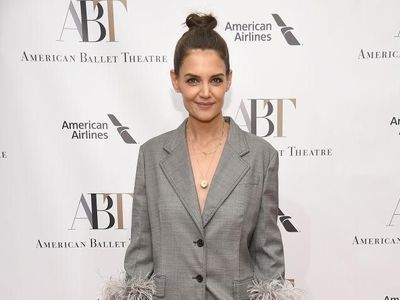 Foto: Adu Gaya Katie Holmes dan Lady Gaga Berjas Tanpa Dalaman