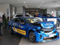 Buktikan Mobilnya Aman, Mobil Ringsek Dipajang Diler