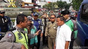 Ojol Mangkal di Depan Stasiun Bekasi Ditertibkan