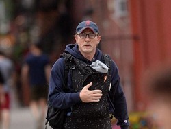 Saat Daniel Craig Si James Bond Diledek karena Gendong Bayi