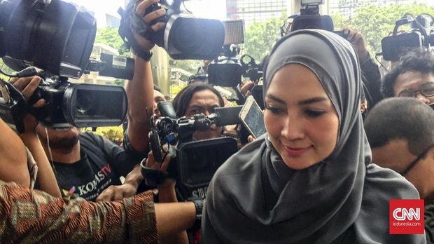 Saksi Akui Transfer Uang Ratusan Juta untuk Irwandi Yusuf