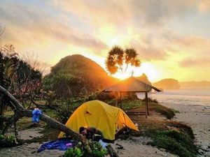 Menanti Sunrise Pantai Goa Cina Malang, Pernah?
