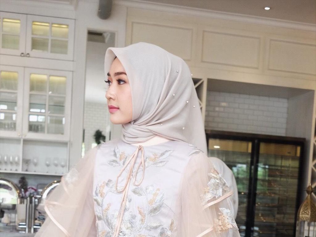 Tren Busana Pengantin Hijab Terbaru Menurut Desainer Ayu Dyah Andari Tren Busana Pengantin Hijab Terbaru Menurut Desainer Ayu Dyah Andari