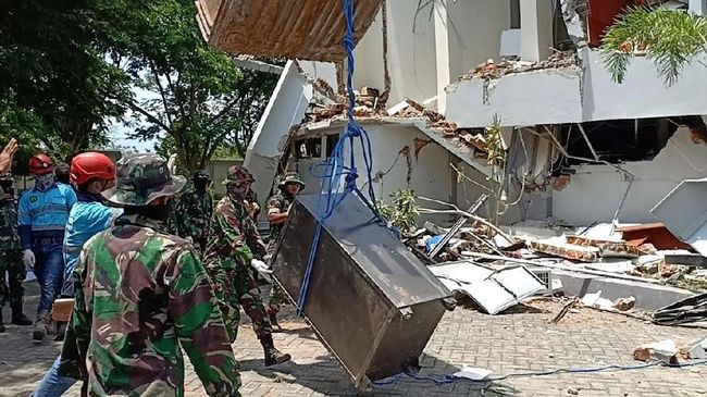 Setelah Uang Rp 1 M, TNI Temukan Brankas Isi Ijazah Milik UT Palu Setelah Uang Rp 1 M, TNI Temukan Brankas Isi Ijazah Milik UT Palu