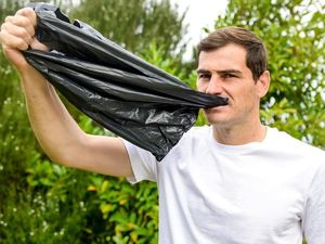 Casillas, Fabregas, dan Para Pesepakbola Top di Tantangan Makan Plastik