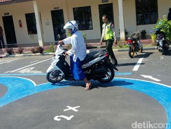 Ini Tingkah Lucu Santri di Bondowoso Dapatkan SIM Gratis